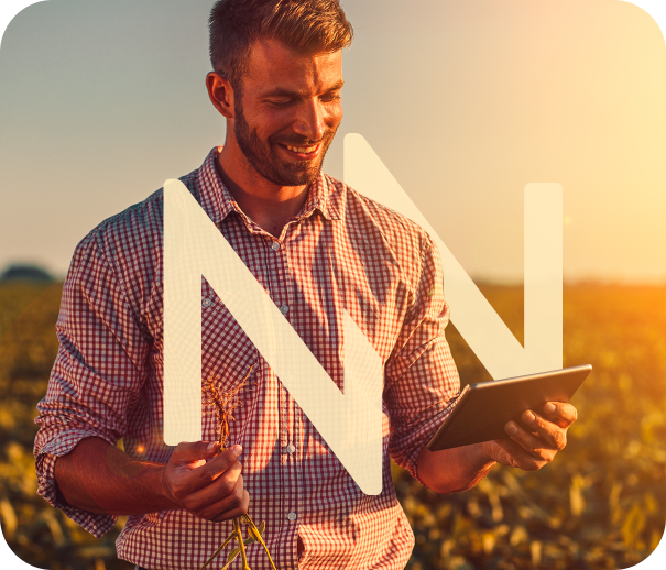 Jovem agricultor segurando tablet.